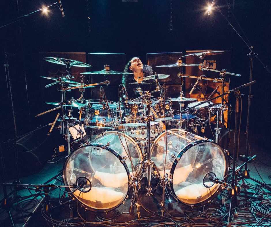 Derek Roddy en acción durante una clínica