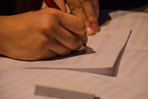 Escritura de partitura para composición de música aplicada a imagen