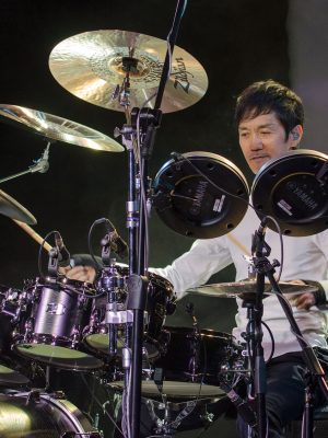 Akira Jimbo baterista en la escuela fernando sor
