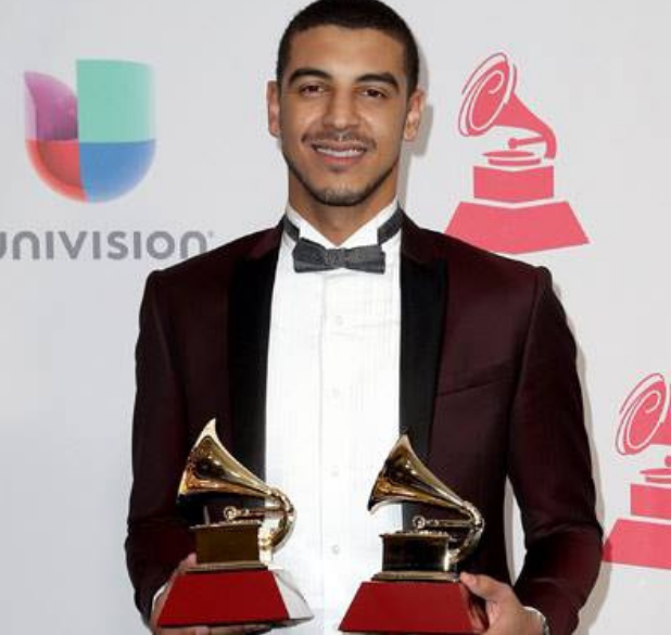 Ganador de 2 Grammy Latino